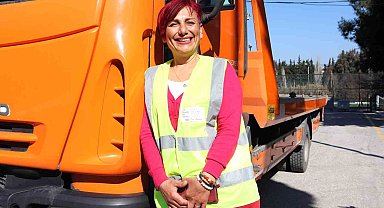 Yolda kalan araçların yardımına yetişen Munise için kurtarıcı şoförlüğü bir tutku