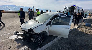 Yüksekova'da kaldırıma çarparak savrulan aracın sürücüsü yaralandı