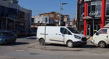 Zabıta ekipleri yaya yollarına park edilen araçlar için sahada