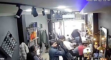 Arnavutköy'de deprem esnasında berber tıraş ettiği çocuğu omuzlayarak dışarı çıktı