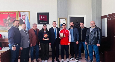 Boksörlerden Havalimanı Müdürü Fikret Bağca'ya Ziyaret