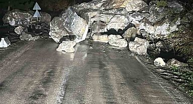 Kastamonu-Cide karayolunda heyelan meydana geldi