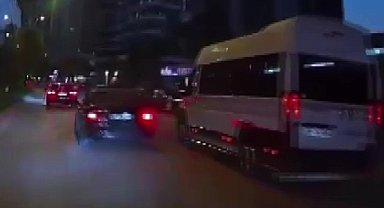 Adana'da makas atan otomobilin zincirleme kazaya neden olduğu anlar kamerada