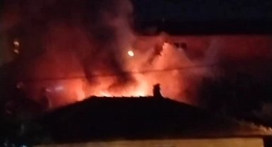 Alev alev yanan ev küle döndü, mahalleli seferber oldu
