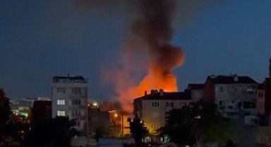 Alevler geceyi aydınlattı... Yangında 1 kişi hayatını kaybetti