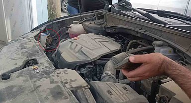 Aracın motoruna giren yavru kedi telefondan miyavlama sesi açılarak çıkartıldı