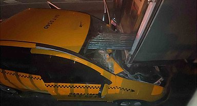 D-650'de feci kaza... Ticari taksi, kamyonete ok gibi saplandı: 1 ölü, 1 yaralı