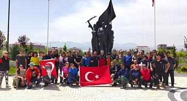 Dağcılar Küçük Ağrı Dağı‘nda “Üç Ülke Tek Zirve
