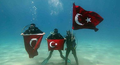 Fethiye'de dalgıçlar 19 Mayıs'ı deniz altında kutladı