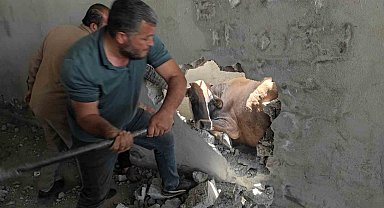 İki duvar arasında sıkışan ineği balyozla duvarı kırarak kurtardılar
