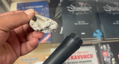 İnternetten aldığı mikrofonun içinden beton çıktı