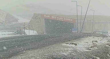Karabet Geçidi'nde lapa lapa kar yağdı