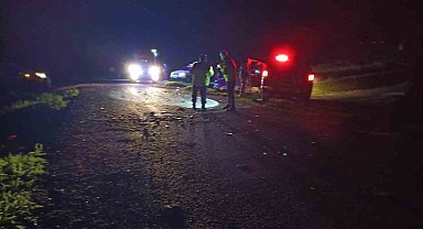 Kars'ta 2 hafif ticari araç çarpıştı: 1 ölü, 4 yaralı