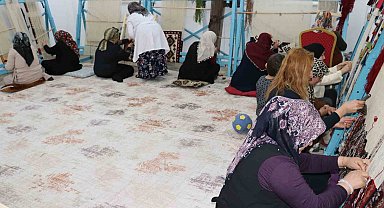 Kilimler kadınların eliyle sonraki nesillere aktarılıyor