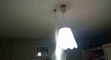 Korku evi...Abisini evden çıkarmak için tavanı böyle deldi