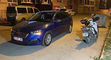 Motosikletli kurye otomobille çarpıştı: 1 yaralı