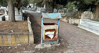 Muratlı Mezarlığı'ndaki çöp kovaları yenilenmeyi bekliyor