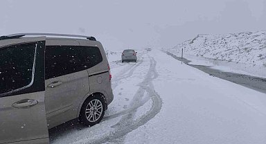 Palandöken geçidinde ulaşıma kar ve tipi engeli