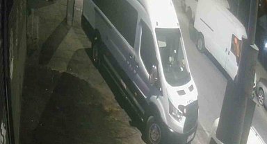 Park halindeki aracın elektrik ve teknik aksamını çaldılar, o anlar kamerada