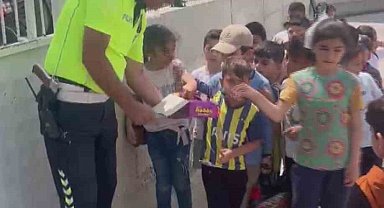 Polis ekiplerinin okul önündeki çikolata sırası yürekleri ısıttı