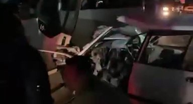 Uzundere'de midibüs ile otomobil çarpıştı: 2 yaralı