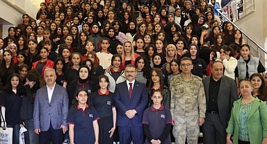 Vali Ercan Turan, Iğdır Kitap Fuarı’nda Kitapseverlerle Buluştu