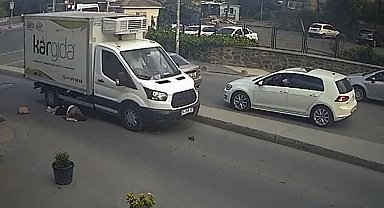 Yolun karşısına geçmeye çalışan kadının üzerinden kamyonet geçti