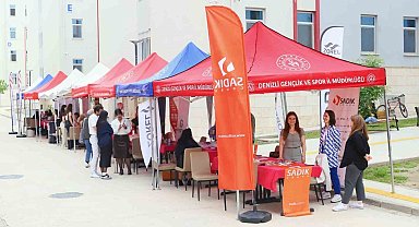 Yurtlarda kalan kız öğrenciler kariyer fuarında firmalarla buluştu