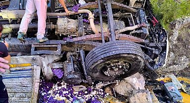 Antalya'da yumurta yüklü kamyon devrildi: 1 ölü