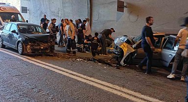 Artvin'de iki otomobil çarpıştı: 5 yaralı
