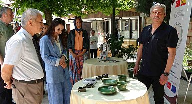 Atık çiniler ve cam şişeler sanata dönüşüyor