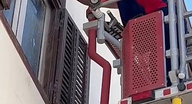 Ayağına ip dolanan kırlangıca itfaiyeden müdahale