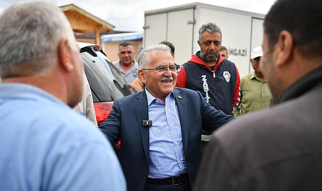 Başkan Büyükkılıç'tan Mimarsinan Kurban Pazarı'nda sıkı pazarlık ve samimi buluşma