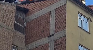 Elazığ'da çatı yangını, paniğe neden oldu