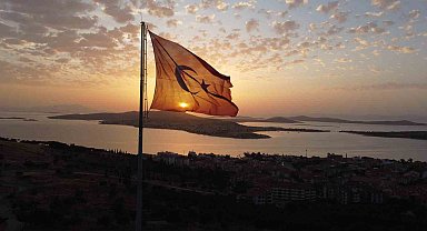 Gün batımında Türk bayrağı ve Ayvalık adaları görsel şölen oluşturdu