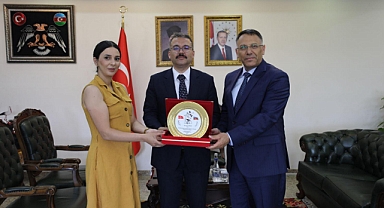 Halk Oyunları Temsilcisinden Vali Turan’a Teşekkür Plaketi