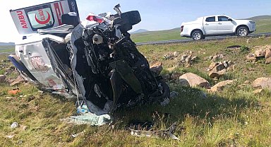 Kars'ta ambulans şarampole uçtu: 1'i doktor 4 kişi yaralandı
