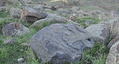 Kars'ta haçlı mezar taşları dikkat çekiyor