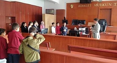 Öğrenciler duruşma salonunda hukuk ve adalet dersi yaptı