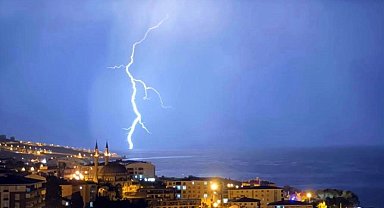 Van Gölü'ne düşen yıldırımlar görsel şölen oluşturdu