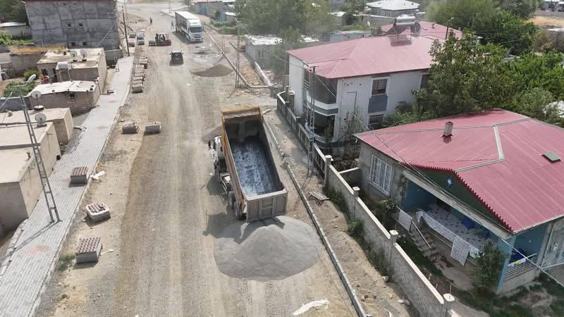 Özgür Mahallesi’nde Yol ve Kaldırım Çalışmaları Sürüyor