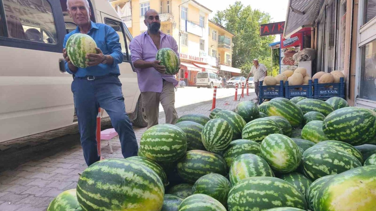 Çemişgezek’te ‘Hıdıroz’ karpuzu tezgahlardaki yerini aldı