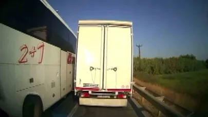 Antalya’da kural tanımayan sürücüler ambulansa geçit vermedi