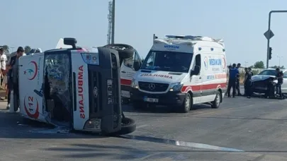 Hasta taşıyan ambulans kaza yaptı, 2 sağlık görevlisi yaralandı