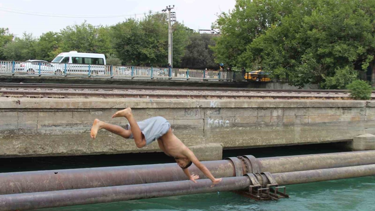 Adana yanıyor, sulama kanalları doluyor