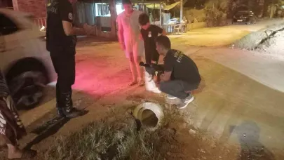 Kanalizasyon borusuna sıkışan yavru köpeği itfaiye kurtardı