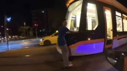 (ÖZEL) Seyir halindeki tramvaya asılarak paten kaydı, uyarıya "Zevkli oluyor" cevap verdi