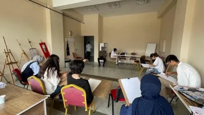 Patnos Gençlik Merkezi, yaz tatilini resim kurslarıyla renklendiriyor