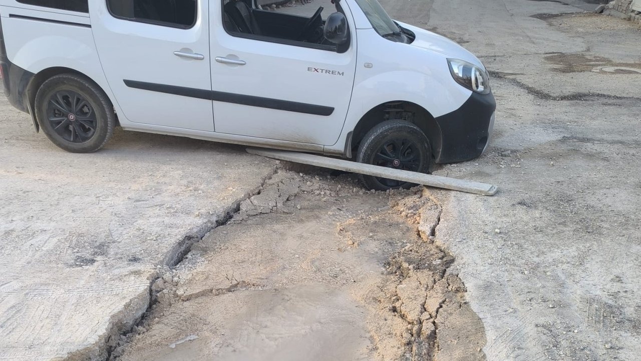 Hafif ticari araç çöken yolda mahsur kaldı