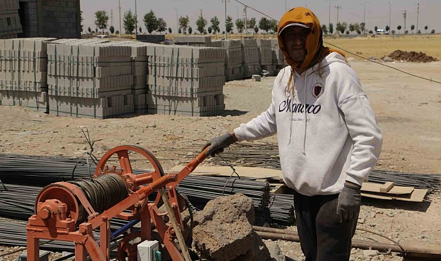 Diyarbakır'da inşaat işçilerinin 49 derece kavurucu sıcaklar altında mücadelesi